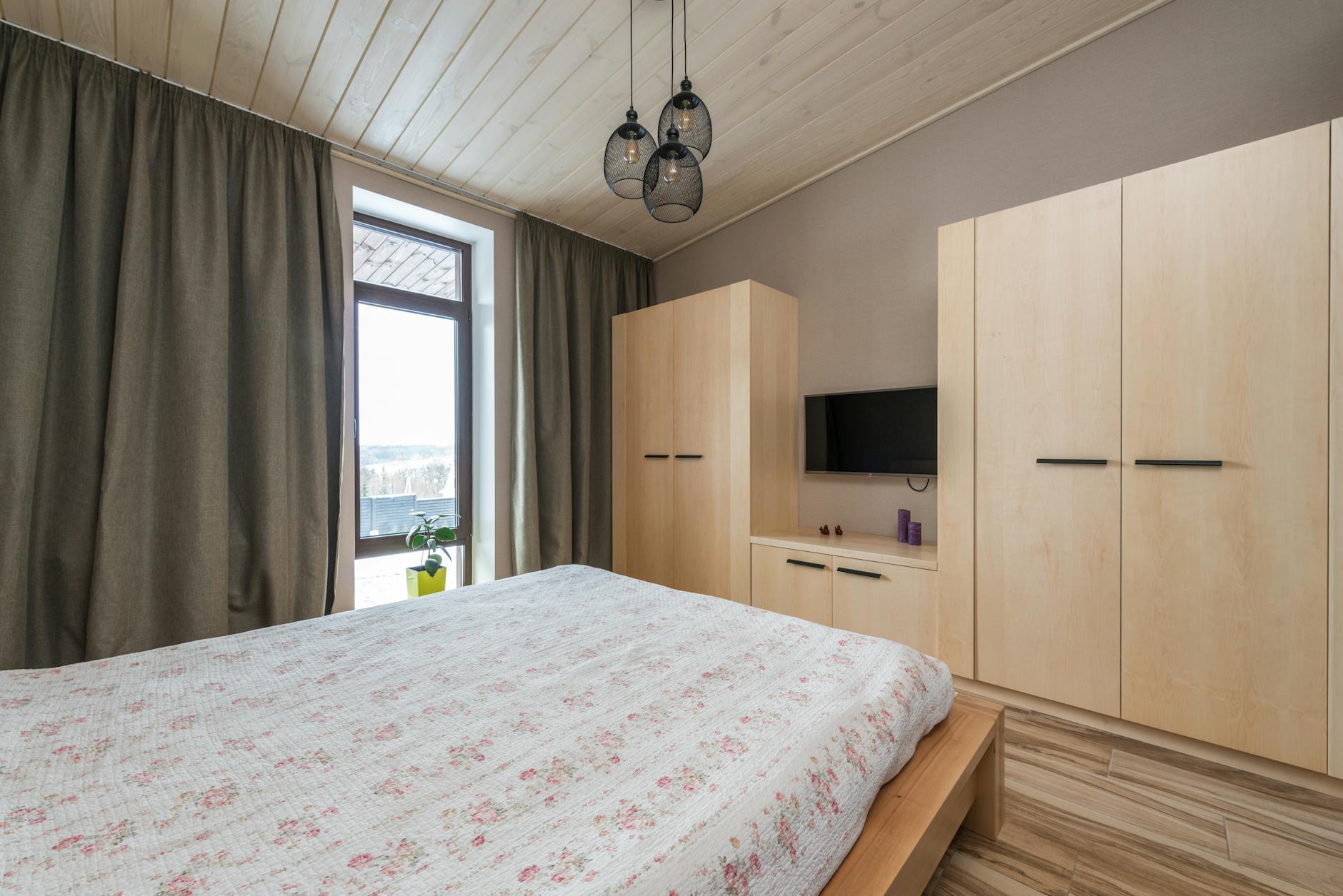Maßgefertigter Schlafzimmer-Einbauschrank aus Holz